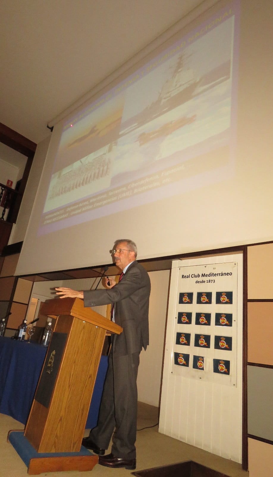 Foto de Carlos de Palma en una conferencia informativa.